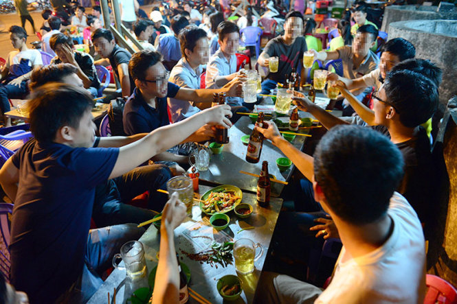 Ban tre uong bia trong khu vuc lang dai hoc Thu Duc, TP.HCM - Anh tu lieu